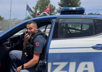 Bagnino in difficoltà durante soccorso, poliziotto mette in salvo 3 persone