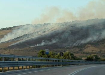 Il Salviano torna a bruciare: fronte di fuoco sul versante di Capistrello, in azione vigili del fuoco ed elicotteri (foto)