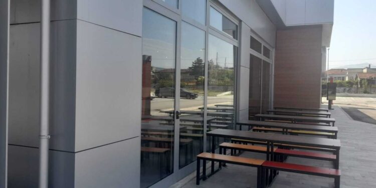 Colpo nella notte al Burger King di Avezzano, forza la porta e fa razzia di merce: arrestato