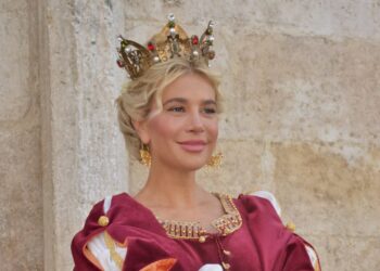 L’eleganza della resilienza: Clizia Incorvaia a Sulmona incanta la Giostra Cavalleresca