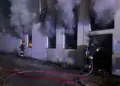 In fiamme un deposito dolciario, disagi sull’autostrada A24