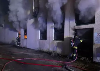In fiamme un deposito dolciario, disagi sull’autostrada A24