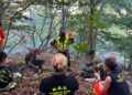 Incendio tra le montagne, operazione ad alta difficoltà: il fuoco fermato a Collelongo (foto)