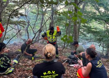 Incendio tra le montagne, operazione ad alta difficoltà: il fuoco fermato a Collelongo (foto)