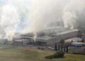 Incendio nella ditta dolciaria, fiamme ancora non domate e fumo intenso