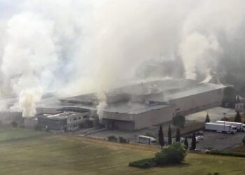 Incendio nella ditta dolciaria, fiamme ancora non domate e fumo intenso