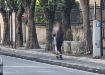 Stop alla “giungla” dei monopattini elettrici: tra due giorni scatta l’obbligo di assicurazione