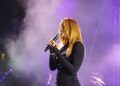 Noemi cade dal palco durante un concerto in Abruzzo, ferita alla testa