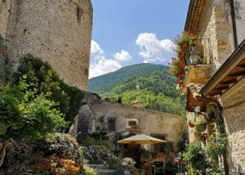 Turismo diffuso Abruzzo, i piccoli borghi generano 4 milioni di euro