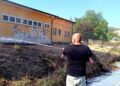Incendio a Pescina, il fuoco sfiora la scuola. “Poteva finire in tragedia”