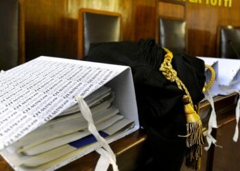 Accetta scagliata contro la moglie, colpo di scena: revocate le misure cautelari