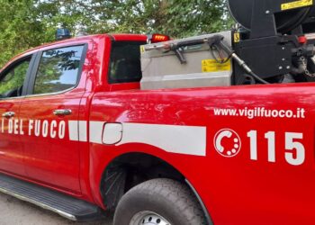 Inferno tra i boschi di Rocca di Mezzo, il vento spinge le fiamme verso abitazioni: task force dei soccorsi