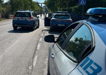Folle corsa sul lungomare, la Volante Mare blocca due auto: denunciato un irregolare