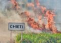 Incendio a Chieti: fiamme vicine alle abitazioni a Filippone, attivato il COC
