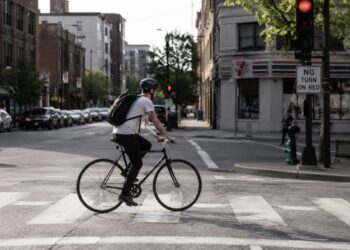 Ciclista multata al semaforo rosso, scoppia la polemica: “Nessuna disparità di trattamento”