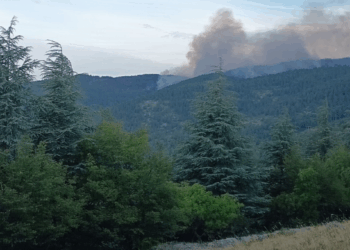 Il Morrone ferito dalle fiamme da 11 giorni, centri abitati al sicuro ma resta alta l’allerta