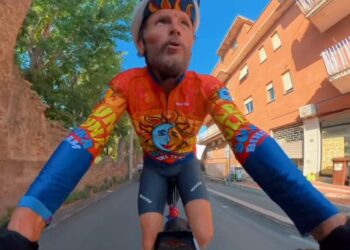 Jovanotti in bici verso Montesilvano: bagno di folla a Colle di Tora e oggi tappa all’Aquila