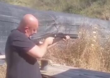 Consigliere abruzzese spara con il fucile: “contro l’invasione degli zombie”