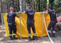 Le fiamme minacciano le case a Rocca di cambio: linea idraulica di 300 metri a protezione dell’abitato