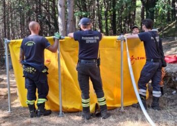 Le fiamme minacciano le case a Rocca di cambio: linea idraulica di 300 metri a protezione dell’abitato