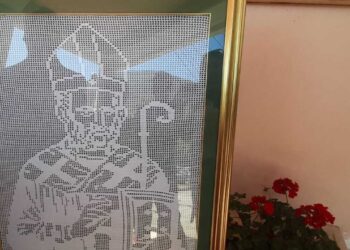 Il filo della memoria, San Nicola all’uncinetto: Borgo Sperone celebra 25 anni della sua nuova chiesa