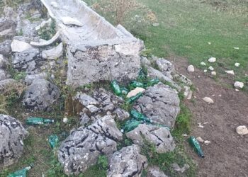 Il Sirente trasformato in una discarica a cielo aperto: decine di bottiglie di plastica abbandonate