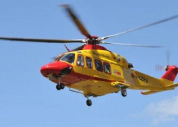 Rocca di Cambio, volontario assalito dalle vespe durante la bonifica dell’incendio: arriva l’elisoccorso