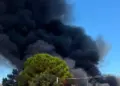 A fuoco capannone sotto sequestro nel Vastese, densa colonna di fumo nero