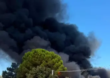 A fuoco capannone sotto sequestro nel Vastese, densa colonna di fumo nero