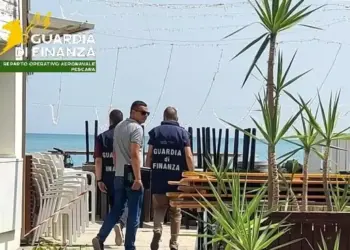Blitz della Finanza in un lido, scoperti 5 lavoratori in nero