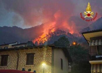 Incendio alle porte di Bisegna, evacuato il paese: abitanti trasferiti in una palestra