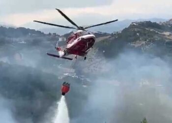 Incendi nel Teramano, ancora elicotteri in azione: task force per fermare le fiamme
