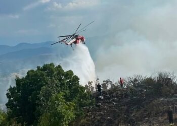 Un fronte di fuoco a Montereale: arriva l’elicottero Erickson