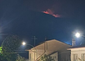 Incendio a Collarmele, giornata decisiva: arrivati i mezzi aerei per domare le fiamme