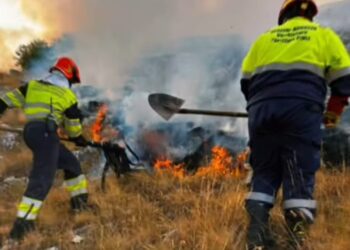 Incendio sull’Altopiano delle Rocche, chiusa la galleria di Serralunga: stop agli accessi verso l’A24