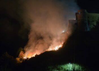 Incendio al Castello Aragonese durante i fuochi di San Rocco: esplode la protesta degli animalisti