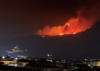 Incendio sul Monte Morrone, Giustizieri e Ciampa (SI-AVS): “Istituire subito una rete antincendio permanente”