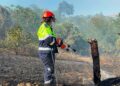 San Giovanni Teatino, rogo vicino al nucleo radar: fiamme domate, scattano i controlli sui terreni incolti