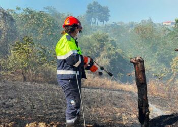 San Giovanni Teatino, rogo vicino al nucleo radar: fiamme domate, scattano i controlli sui terreni incolti