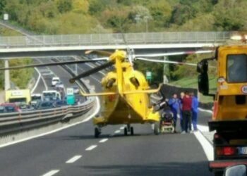 Maxi tamponamento a catena sulla A24 ad Assergi, tre feriti: 21enne grave elitrasportato in ospedale