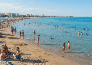 Mare rosso a Montesilvano, l’Arpa rassicura: “Nessun pericolo per la salute, l’acqua è balneabile”