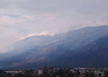 Incendio sul Morrone, Sulmona vieta l’uso dell’acqua per l’irrigazione: “Serve per gli elicotteri”