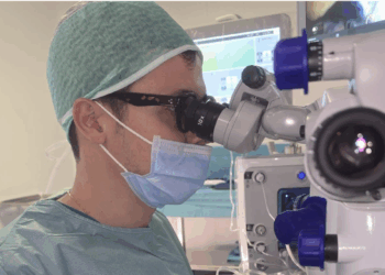 Torna a vedere a 82 anni: all’ospedale di Pescara il primo trapianto di cornea con tecnologia 3D