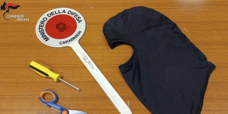 Raid nei parcheggi, forzano le auto e scappano nei boschi: fermati due 26enni