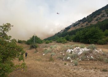 Inferno di fuoco a Rocca di Cambio, le fiamme assediano il paese: strade chiuse d’urgenza (foto)
