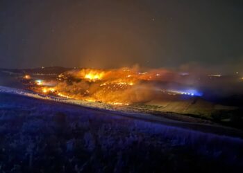 Notte di fuoco ad Alanno: il vasto rogo minaccia case e animali