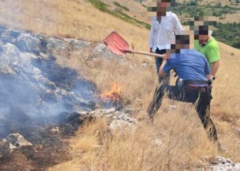 Fuoco e paura sulle montagne abruzzesi: la tregua arriva, ma la battaglia continua