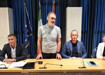 Incendi, l’opposizione incalza Marsilio: «Il Piano AIB certifica carenze nella prevenzione»