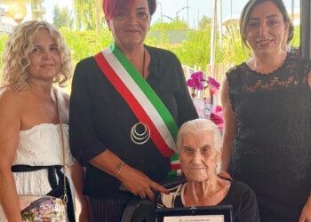 Martinsicuro in festa per i 100 anni di Giuseppina Pulcini: targa e omaggio dall’Amministrazione comunale