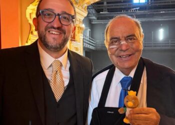 Bruno Vespa torna a casa: all’Aquila l’abbraccio della città dopo la caduta